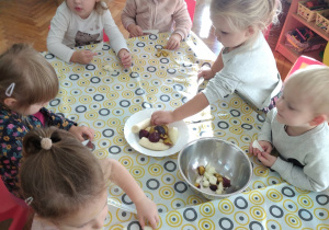 Dzieci kroją owoce