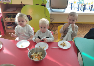 Dzieci jedzą sałatkę