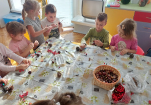 Dzieci tworzą prace z darów jesieni