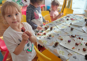 Dzieci tworzą prace z darów jesieni