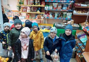 Dzieci z wizytą w sklepie