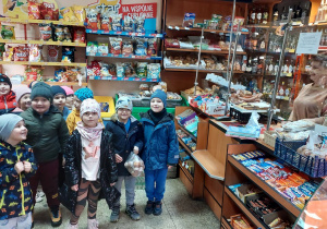 Dzieci z wizytą w sklepie