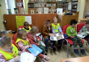 dzieci oglądają książeczki