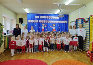 Przedszkolaki śpiewają hymn Polski