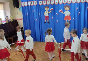 Dzieci tańczą do utworu z filmu "Noce i Dnie"