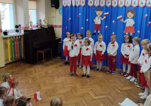 Motylki recytują wiersze i śpiewają piosenki o Polsce