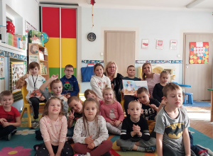 Dzieci ze Szkoły Katolickiej w Tomaszowie Maz. czytają przedszkolakom
