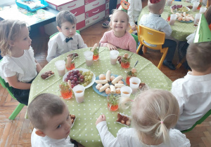 Dzieci jedzą poczęstunek.