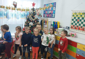 Dzieci śpiewają piosenkę świąteczną