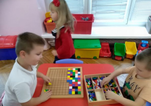 Dzieci układają mozaikę