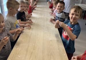 Dzieci pieką pierniczki w Akademii Ciastka