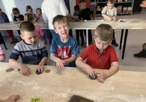 Dzieci pieką pierniczki w Akademii Ciastka