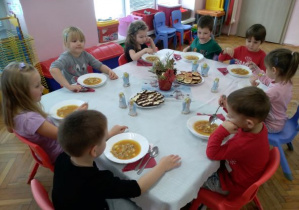 Dzieci jedzą obiad świąteczny
