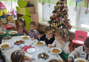 Biedronki jedzą obiad świąteczny