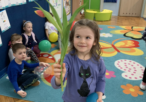 Dziewczynka trzyma tulipana