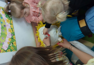 Dzieci robią marzannę.