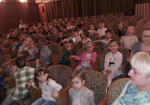 Dzieci w teatrze na widowni
