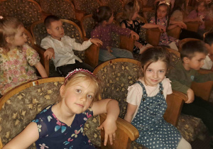 Dzieci w teatrze na widowni