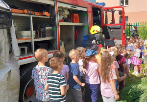 Dzieci oglądają wóz strażacki