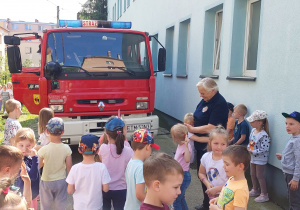 Dzieci oglądają wóz strażacki