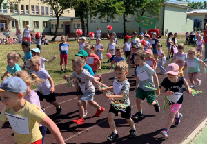 Dzieci biegną