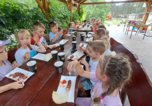 Dzieci jedzą kiełbaski
