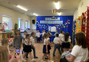 Dzieci tańczą poloneza