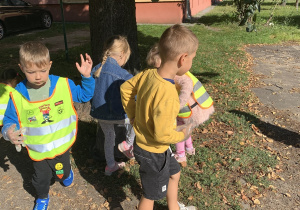 Biedronki sprzątają okolice przedszkola
