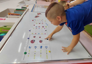 Dzieci rozwiązują zadania na tablicy