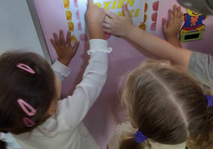 Dzieci rozwiązują zadania na tablicy