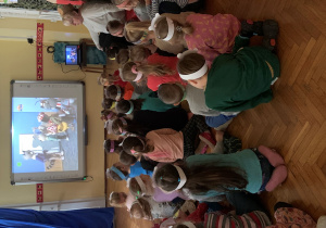 Dzieci oglądają bajkę "Miś Uszatek"