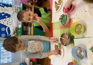 Dzieci dekorują pierniczki