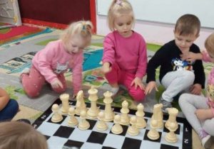 Dzieci poznają różne komplety szachowe