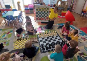 Dzieci poznają różne komplety szachowe