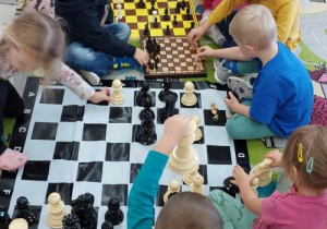 Dzieci poznają komplety szachowe