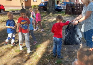 Dzieci z przedszkola biorą udział w akcji "Sprzątanie Świata"