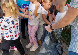 Dzieci z przedszkola biorą udział w akcji "Sprzątanie Świata"