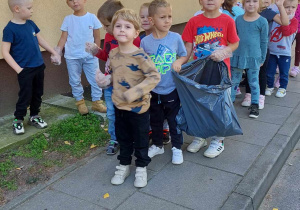 Dzieci z przedszkola biorą udział w akcji "Sprzątanie Świata"