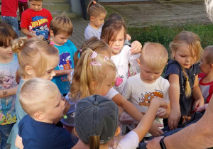 Dzieci z przedszkola biorą udział w akcji "Sprzątanie Świata"