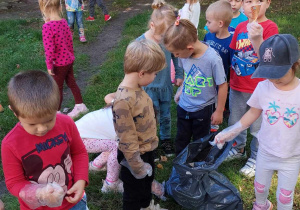 Dzieci z przedszkola biorą udział w akcji "Sprzątanie Świata"