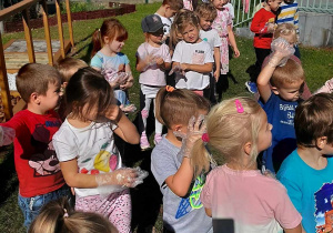 Dzieci z przedszkola biorą udział w akcji "Sprzątanie Świata"