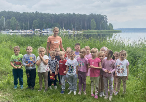 Dzieci stoją nad brzegiem Zalewu