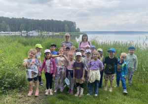 Dzieci stoją nad brzegiem Zalewu