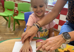 Dziewczynka odbija swoją rączkę