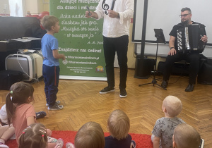 Chłopiec ogląda klucz wiolinowy