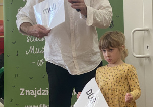 Dziewczynka słucha co oznacza w muzyce słowo dur i moll