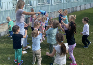 Zabawy w ogrodzie przedszkolnym