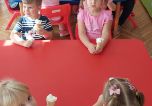 Dzieci jedzą lody
