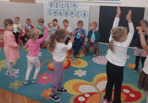 Dzieci tańczą