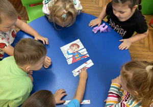 Dzieci układają puzzle